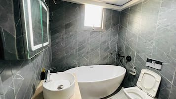 Exclusief appartement, 2 slaapkamers, balkon, uitzicht op zee | Badkamer | Pantoffels, handdoeken, zeep, shampoo