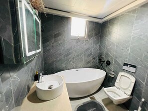 Exclusive Apartment, 2 Bedrooms, Balcony, Ocean View | Bathroom | Slippers, towels, soap, shampoo - Eko Atlantic Apartment (Lagos)