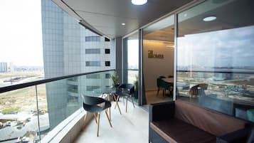 Luxe appartement, 2 slaapkamers, balkon, uitzicht op zee | Buiten dineren