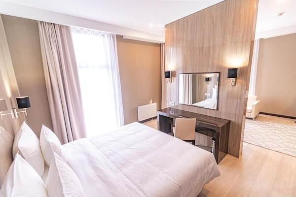 Suite Mewah, pemandangan kota | Brankas, kedap suara, setrika/meja setrika, dan Wi-Fi gratis