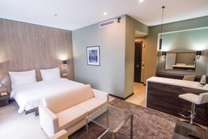 Doppia Deluxe, vista città | Una cassaforte in camera, ferro/asse da stiro, Wi-Fi gratuito