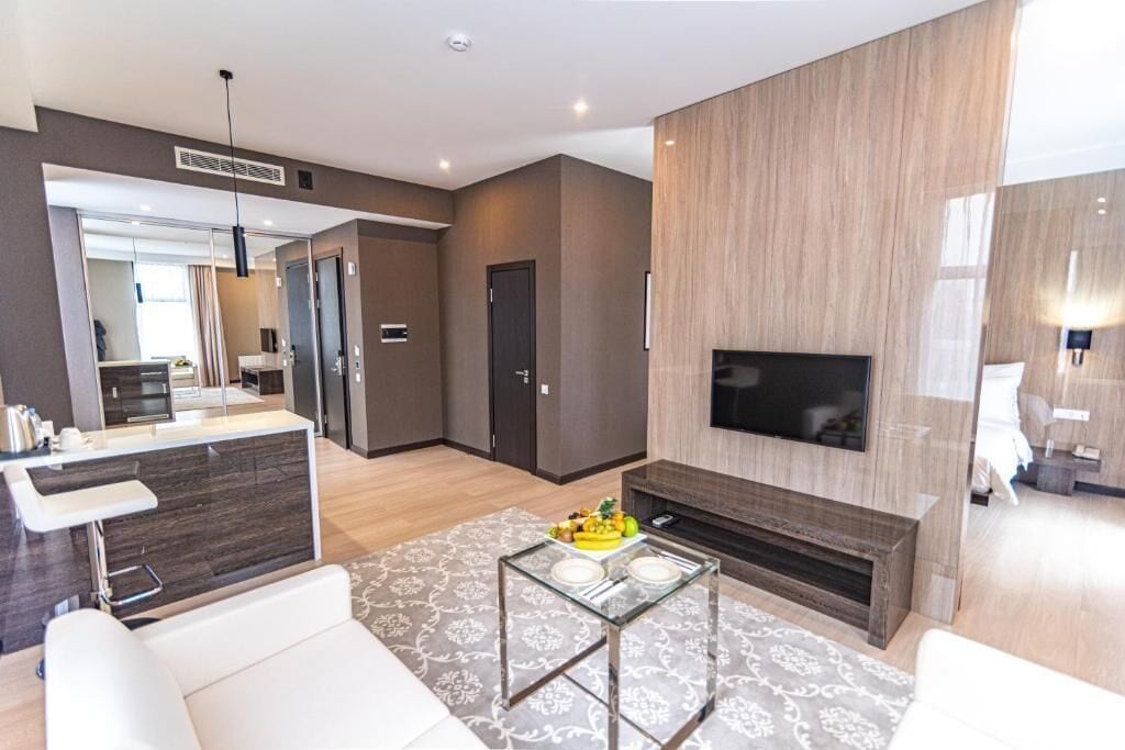 Luxury Suite, City View | Living area