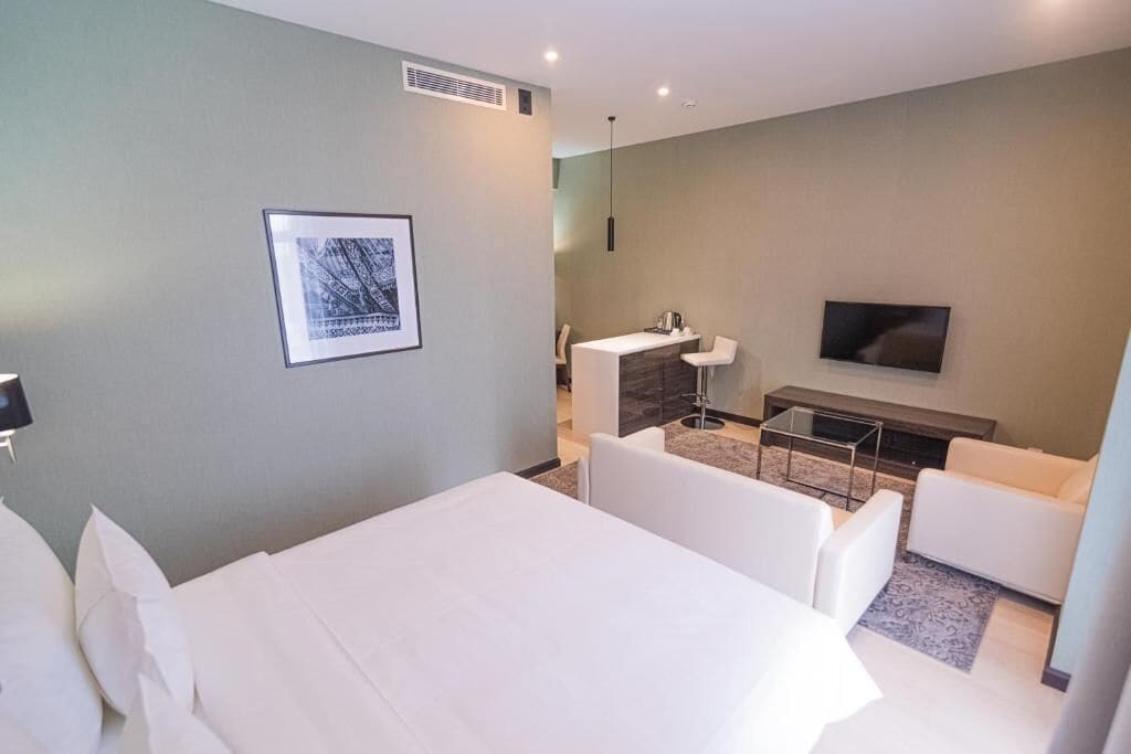 Habitación Deluxe doble, vistas a la ciudad | Caja fuerte, tabla de planchar con plancha, wifi gratis