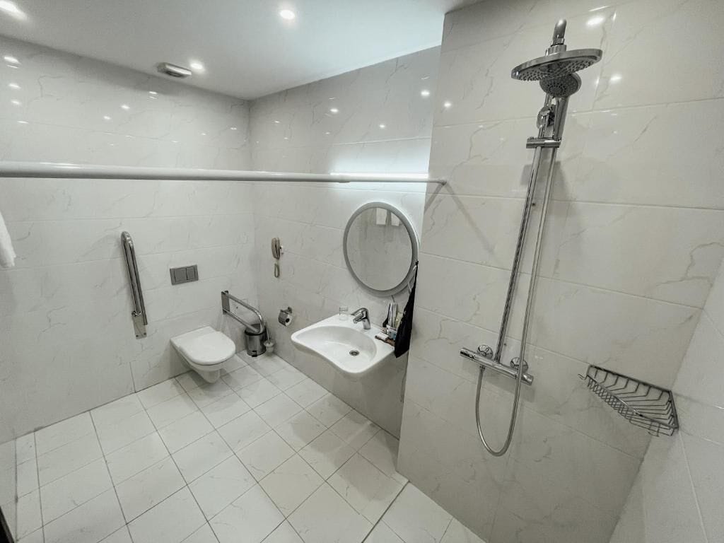 Deluxe Triple Room, City View | Bathroom