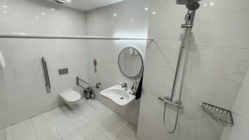 Deluxe Triple Room, City View | Bathroom