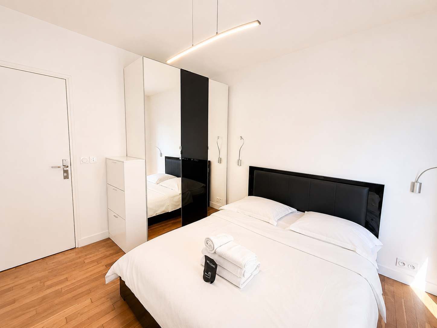 Een strijkplank/strijkijzer, wifi, beddengoed