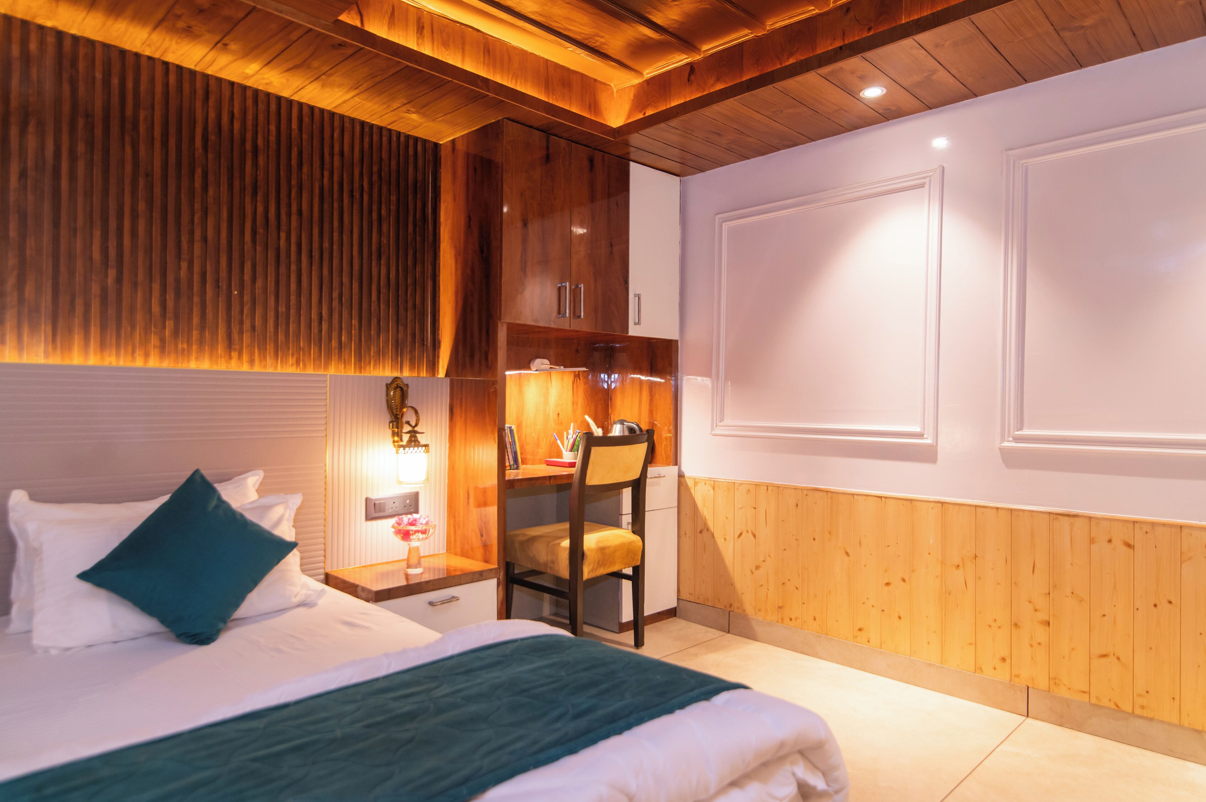 Une chambre à coucher avec un lit, un bureau et une chaise.