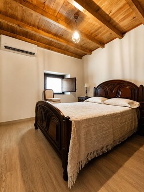 Tabla de planchar con plancha, cuna de viaje, wifi y ropa de cama