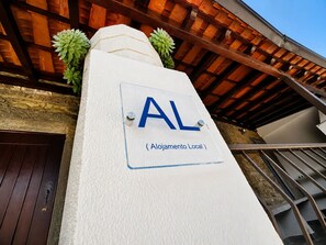 Rakennuksessa on kyltti, jossa lukee ”AL (Alojamento Local)”, mikä tarkoittaa, että kyseessä on paikallinen majoitusliike.