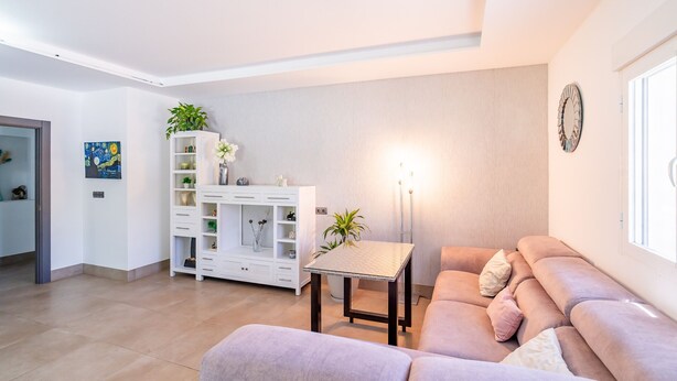 A modern living room with a sofa, a small table, a white cabinet, and a plant. - Cubo's Maipa Rural House / Private pool / BBQ / Free Wi-Fi (Loja)