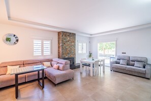 TV, fireplace - Cubo's Maipa Rural House / Private pool / BBQ / Free Wi-Fi (Loja)
