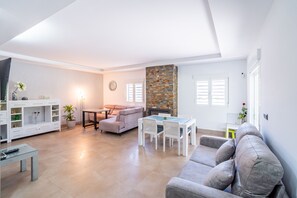 TV, fireplace - Cubo's Maipa Rural House / Private pool / BBQ / Free Wi-Fi (Loja)
