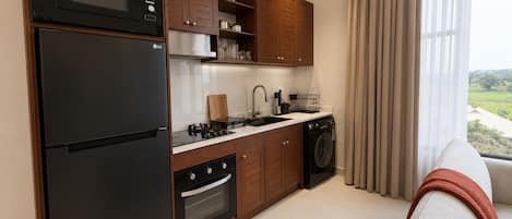 Departamento, 1 habitación, cocina | Cocina privada | Refrigerador, microondas, parrilla de estufa y utensilios de cocina