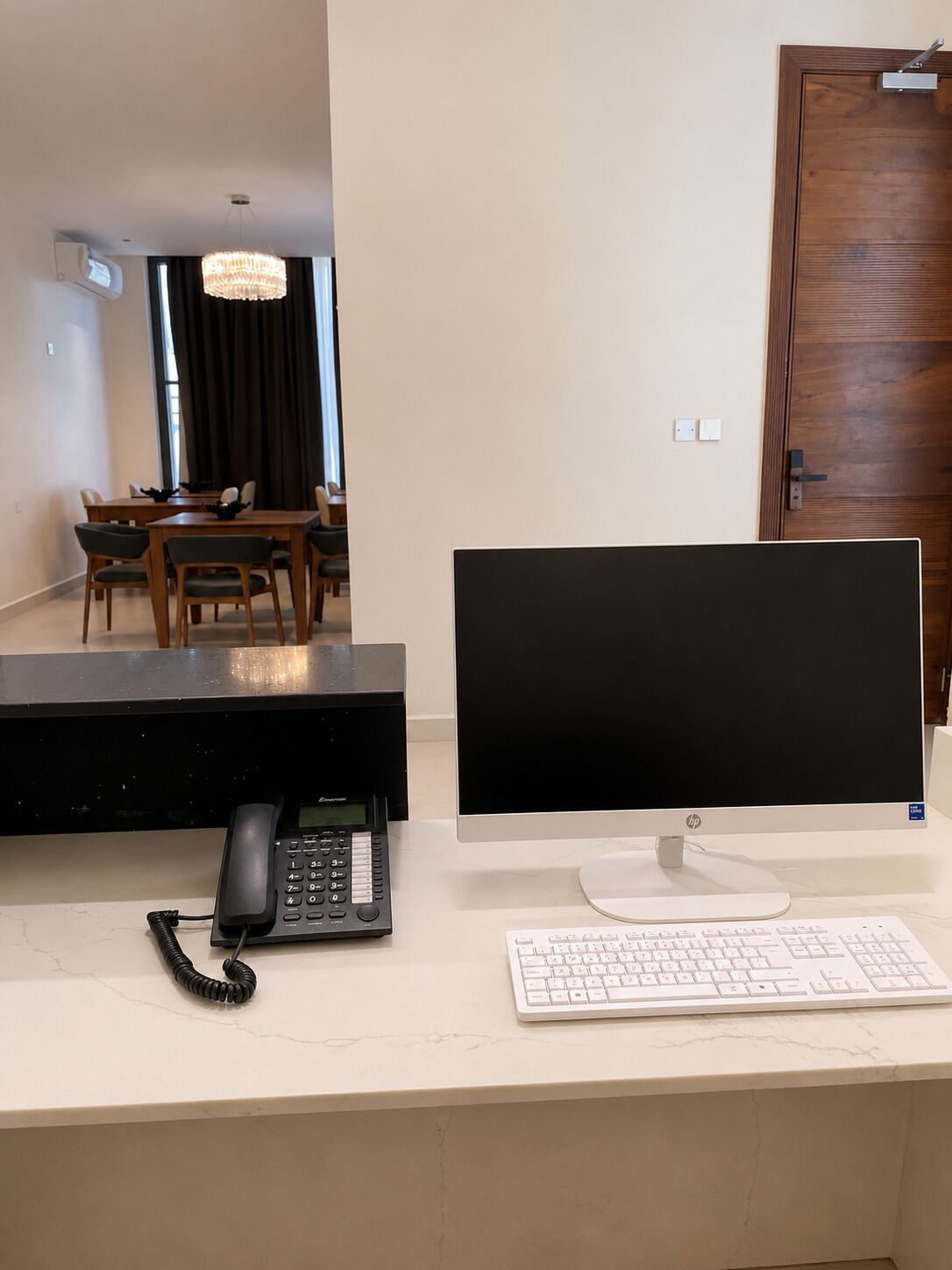 Un bureau moderne, équipé d’un ordinateur de bureau, d’un téléphone et d’un clavier.