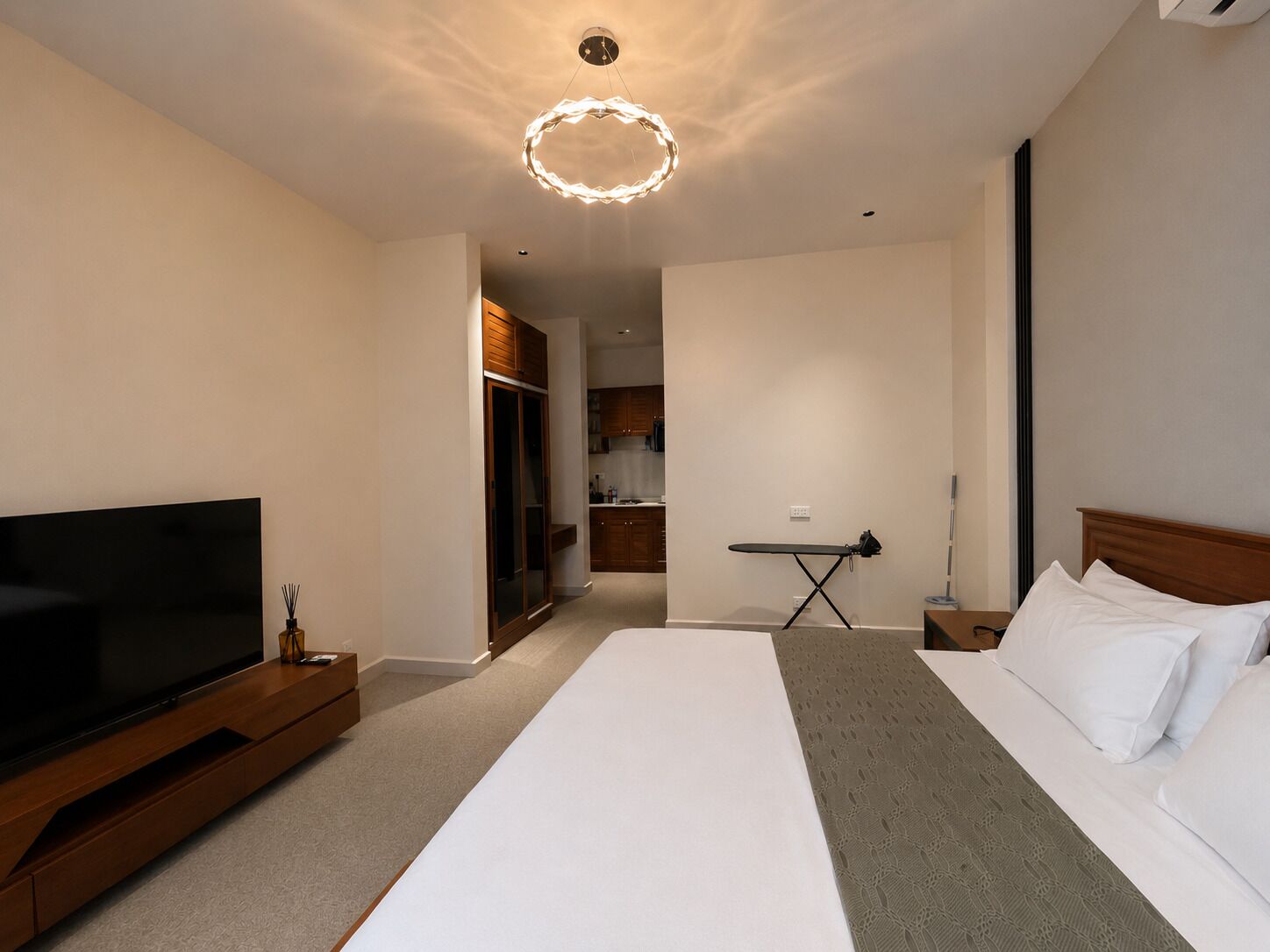Studio | In-room safe, blackout curtains, iron/ironing board, free WiFi
