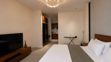 Studio | In-room safe, blackout curtains, iron/ironing board, free WiFi