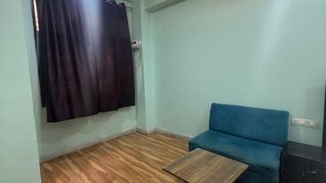 Deluxe Room, City View | Living area