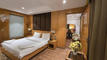 Family Suite | In-room safe, desk, laptop workspace, blackout drapes