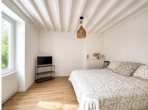 Room - A charming house at the foot of Cure d'Arcy (Arcy-sur-Cure)