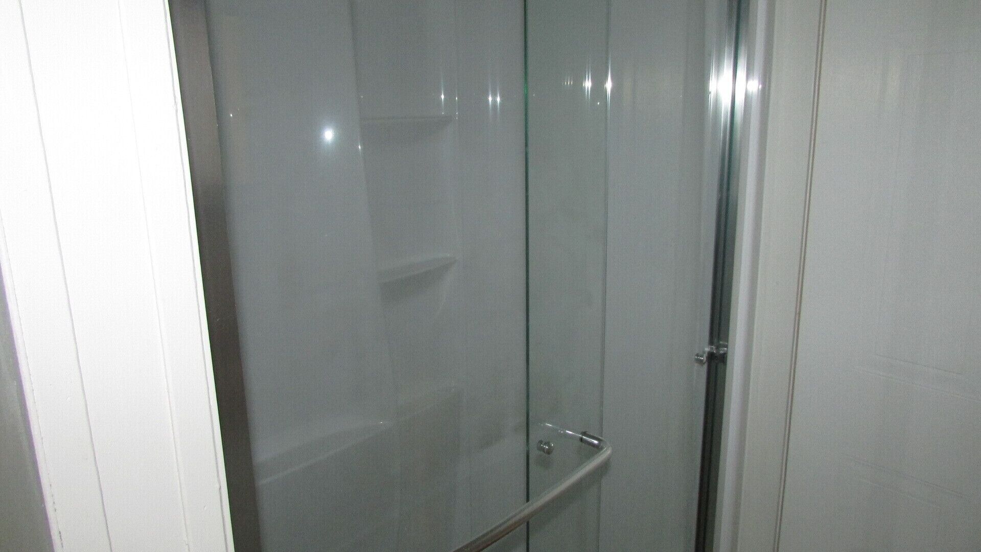 Douche, séchoir à cheveux, serviettes fournies, savon