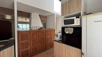 Coffee/tea maker, fridge, microwave, oven