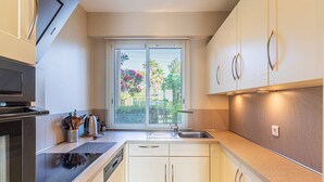 Eine moderne Küche mit eingebautem Geschirrspüler, Herd und Spüle.