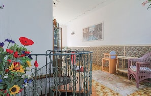 Ein Zimmer mit Treppe, Essbereich und einem Stuhl.