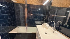 A modern bathroom with a glass-enclosed shower, a white sink, and a mirror. - Calm studio with private parking - 2 guests (Bandol)
