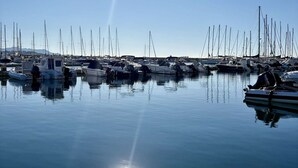 A marina with multiple boats docked. - Calm studio with private parking - 2 guests (Bandol)