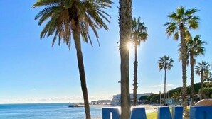 A beachside view with palm trees and the word 'BAND' in large blue letters. - Calm studio with private parking - 2 guests (Bandol)