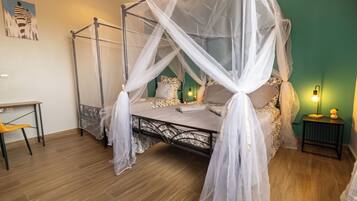4 bedrooms, iron/ironing board, WiFi, bed sheets