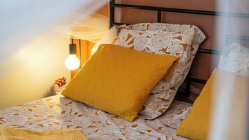 4 bedrooms, iron/ironing board, WiFi, bed sheets