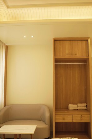 Kamar Standar | Lemari pakaian