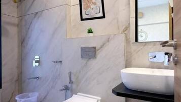 Dusche, kostenlose Toilettenartikel, Haartrockner, Handtücher