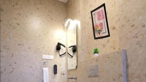 Apartment, Balcony, City View | Bilik Mandi | Pancuran mandi, kelengkapan dandanan diri percuma, pengering rambut 