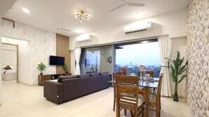 Apartment, Balcony, City View | Bahagian dalam