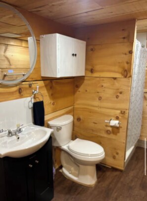 Bathroom - Brown's Rustic Country Bunkie (SPRINGFIELD)