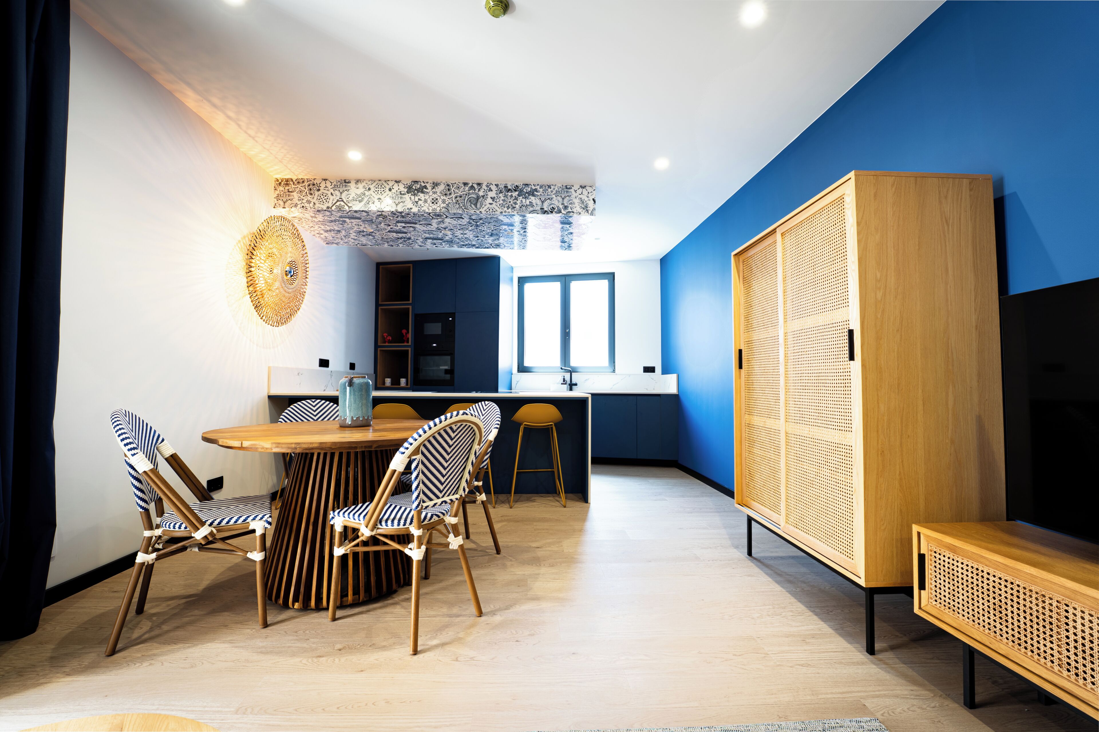 Un intérieur moderne comprenant un coin repas, une cuisine et un grand placard.