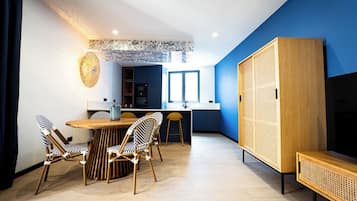 Et moderne interiør med spiseplads, køkken og en stor garderobe.