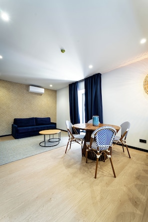Deluxe Apartment | Living area