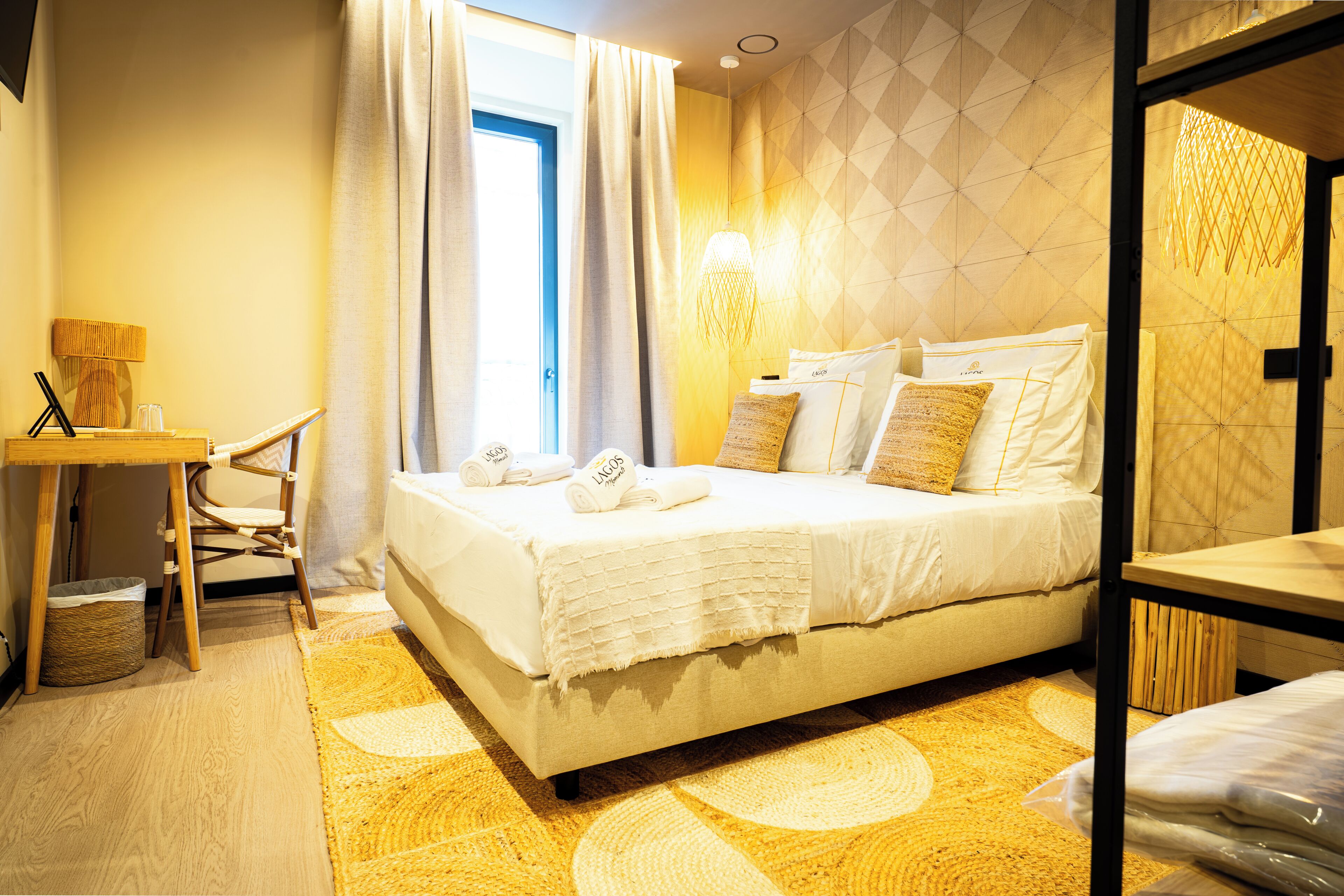 Ein Hotelzimmer mit einem Bett, einem Schreibtisch und einem Sessel.