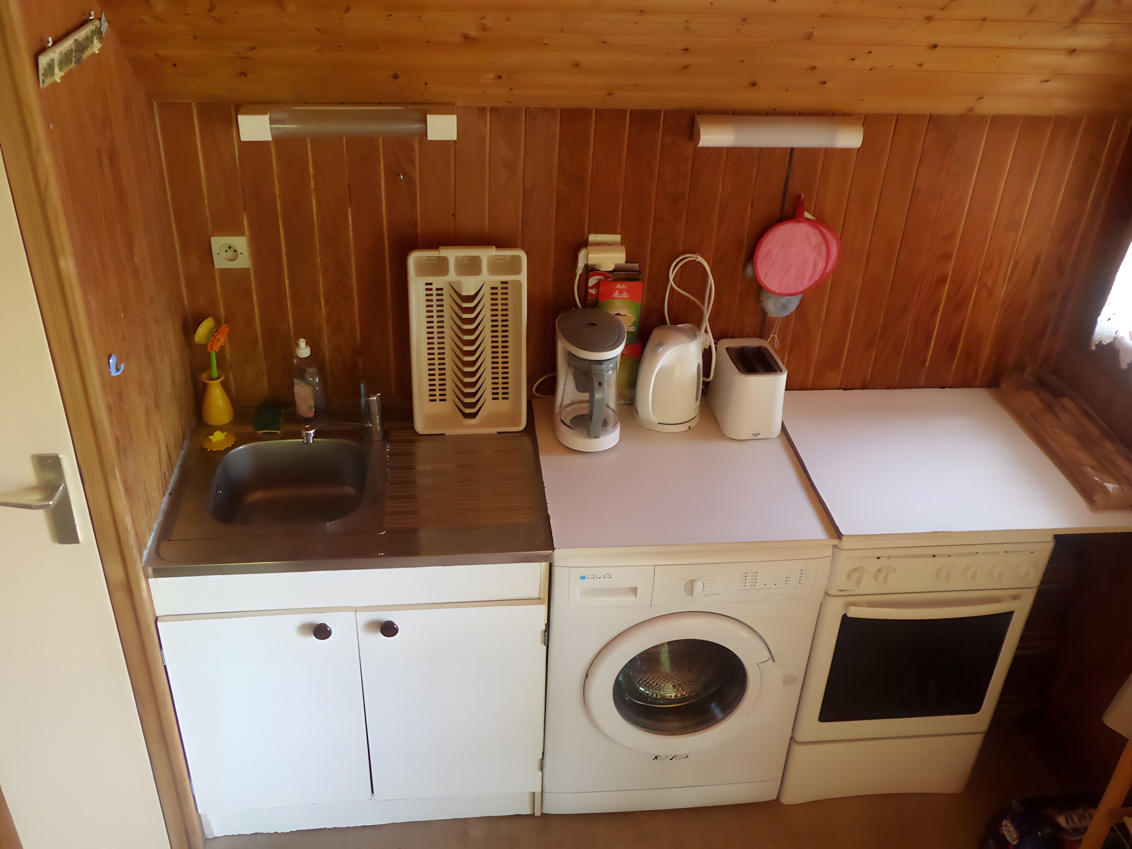 Een koffiezetapparaat/waterkoker, een koelkast, een magnetron, een oven