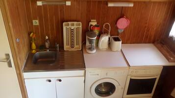 Een koffiezetapparaat/waterkoker, een koelkast, een magnetron, een oven