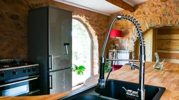 Coffee/tea maker, fridge, oven, dishwasher