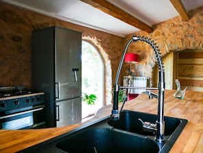 Coffee/tea maker, fridge, oven, dishwasher