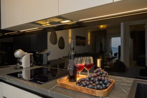Coffee/tea maker, fridge, microwave, oven - Apartment 'Blue Horizon' with Balcony, Wi-Fi and Air Conditioning (Split)