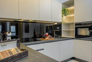 Wasserkocher mit Kaffee-/Teezubehör, Kühlschrank, Mikrowelle, Ofen