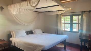 6 quartos, ferros/tábuas de passar roupa, Wi-Fi, roupa de cama