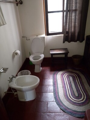 Bidet, towels, soap, toilet paper - Kizakura Homes-Spacious 6-bedroom Villa in Marine Park. Malindi Kenya (Malindi)