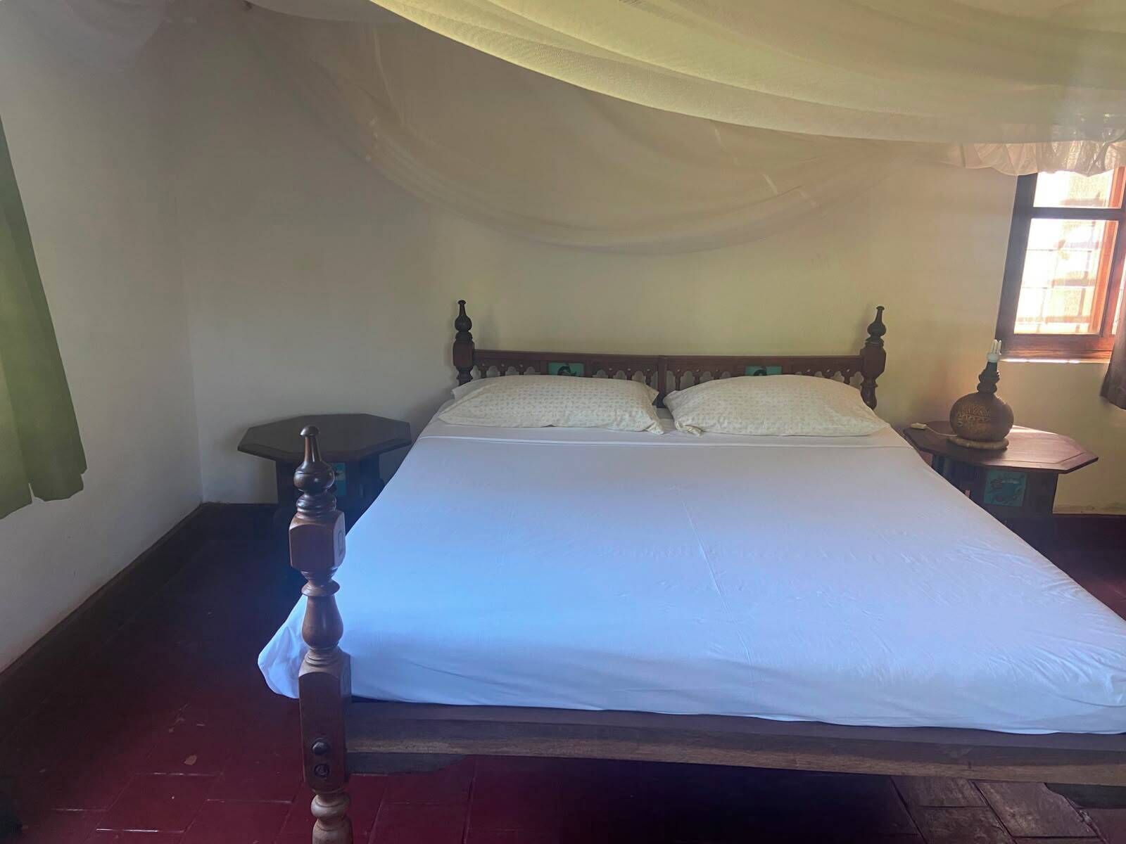 6 bedrooms, iron/ironing board, WiFi, bed sheets